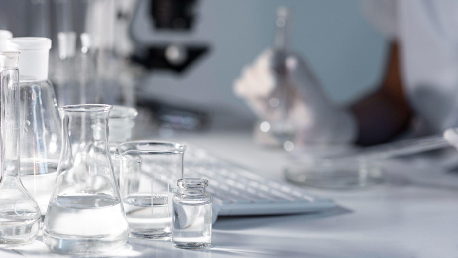 약을 연구 중인 사람